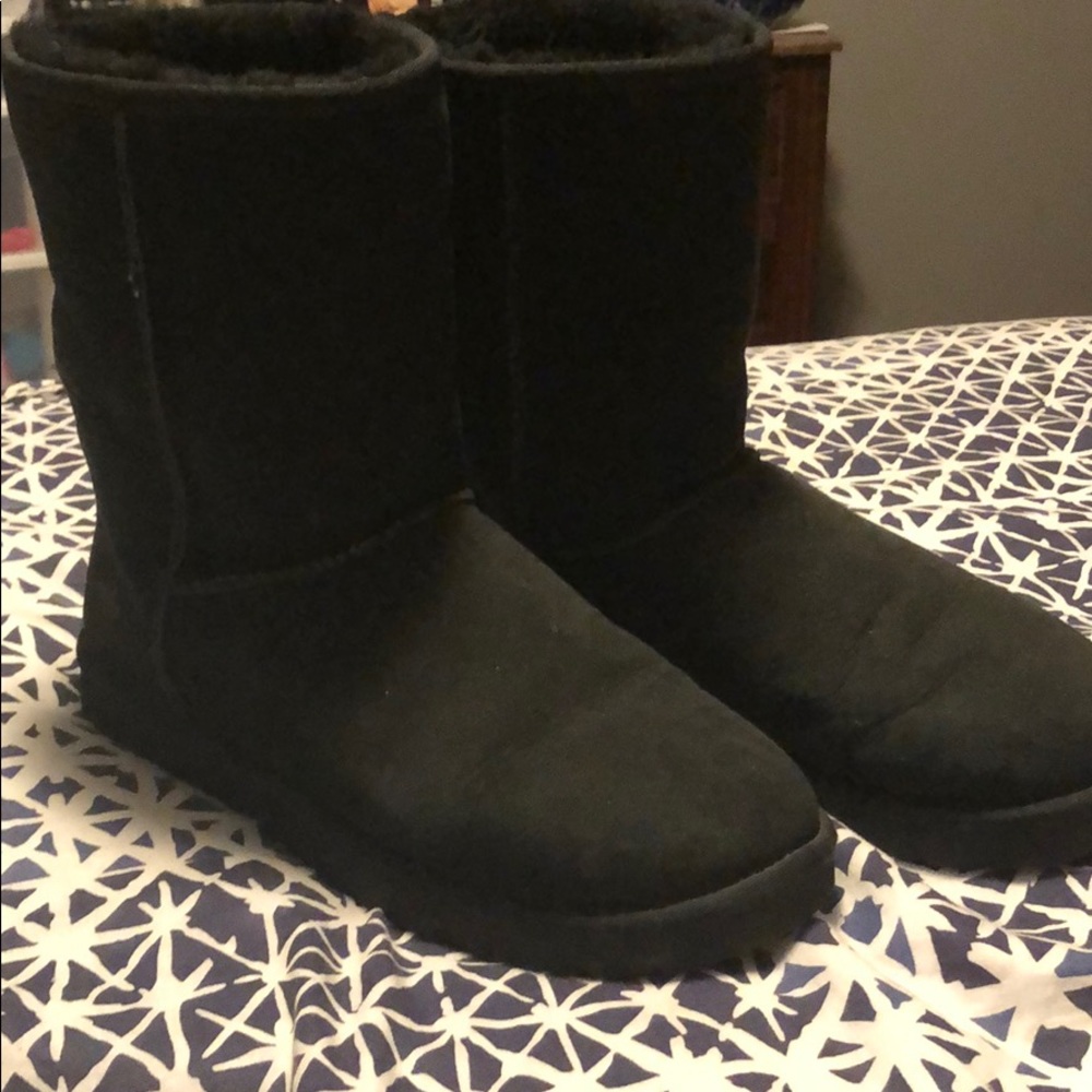 Used black uggs. Rip in the back